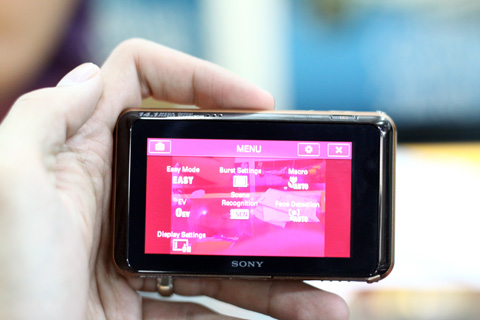 Cận cảnh Sony Cybershot T99D: Cách tân trong thiết kế