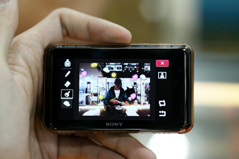 Cận cảnh Sony Cybershot T99D: Cách tân trong thiết kế