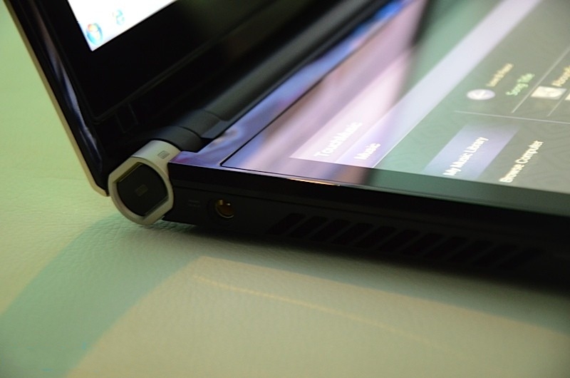 Acer Iconia - Laptop 2 màn hình cảm ứng đã xuất hiện tại Thế Giới Di Động