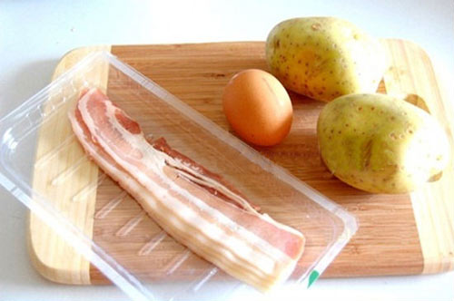 Nấu ăn: Ăn sáng thật ngon với trứng ốp và thịt hun khói