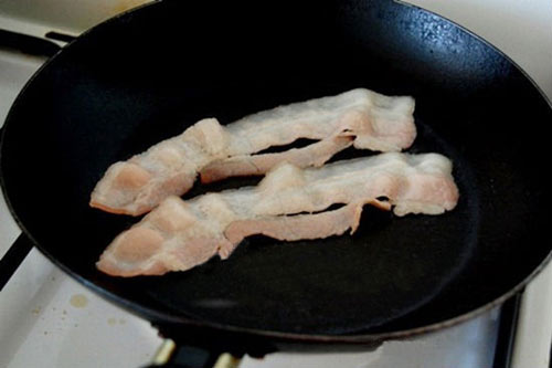 Nấu ăn: Ăn sáng thật ngon với trứng ốp và thịt hun khói