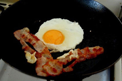 Nấu ăn: Ăn sáng thật ngon với trứng ốp và thịt hun khói