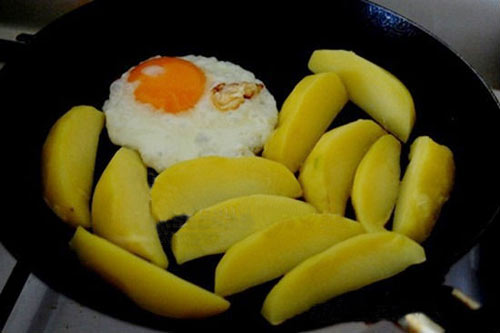 Nấu ăn: Ăn sáng thật ngon với trứng ốp và thịt hun khói