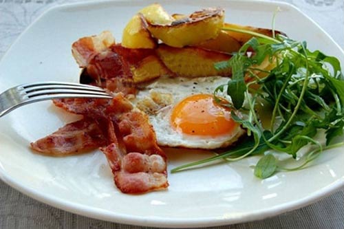 Nấu ăn: Ăn sáng thật ngon với trứng ốp và thịt hun khói