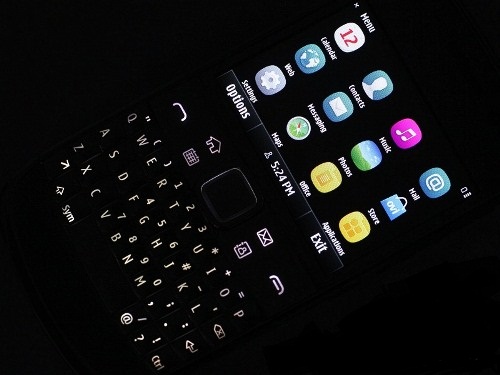 Chiêm ngưỡng Nokia E6: Chiến binh đường phố