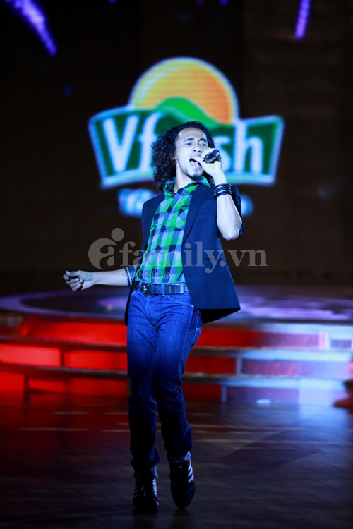 Thủy Tiên khoe vòng 3 - Vũ Thu Phương 