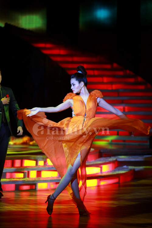 Thủy Tiên khoe vòng 3 - Vũ Thu Phương 