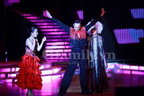 Thủy Tiên khoe vòng 3 - Vũ Thu Phương 