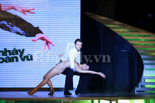 Thủy Tiên khoe vòng 3 - Vũ Thu Phương 