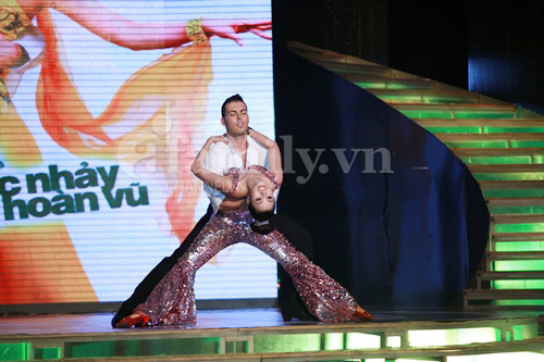 Thủy Tiên khoe vòng 3 - Vũ Thu Phương 