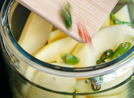 Nấu ăn: Dưa món xoài xanh đúng kiểu Nam Bộ