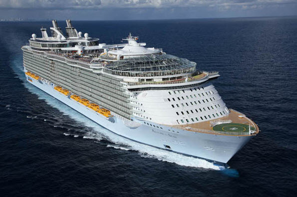 Thăm quan “siêu du thuyền