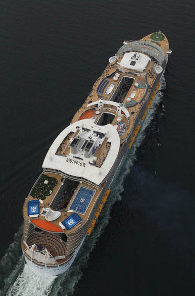 Thăm quan “siêu du thuyền