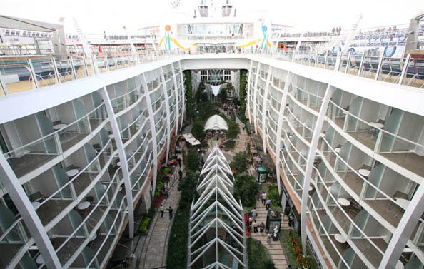 Thăm quan “siêu du thuyền