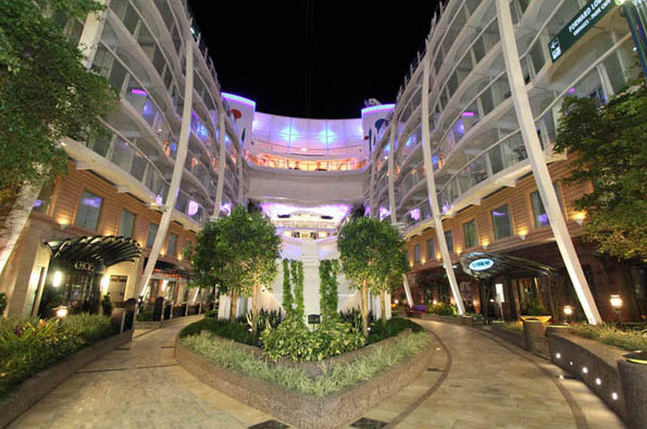 Thăm quan “siêu du thuyền