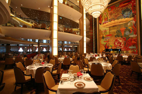 Thăm quan “siêu du thuyền