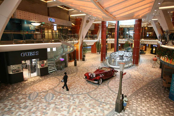 Thăm quan “siêu du thuyền