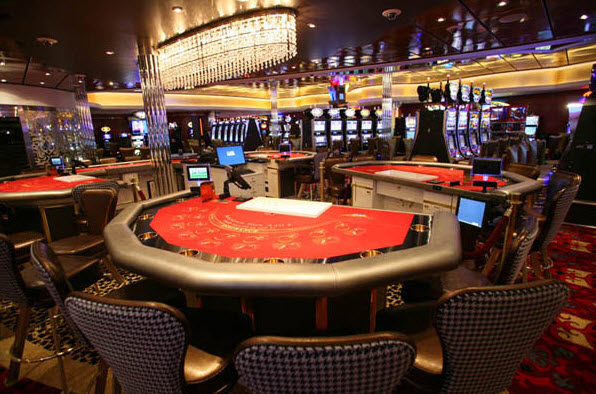 Thăm quan “siêu du thuyền