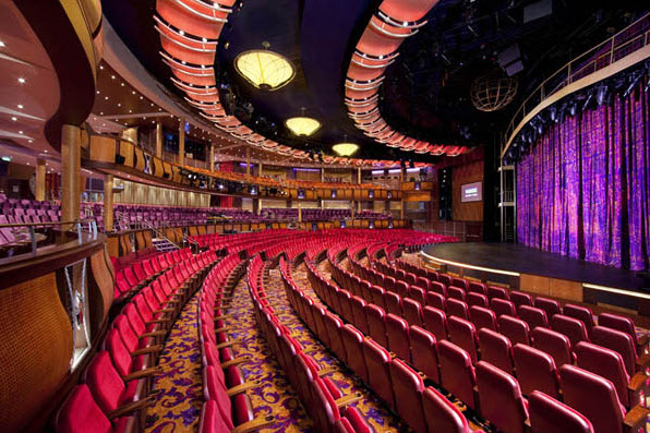 Thăm quan “siêu du thuyền