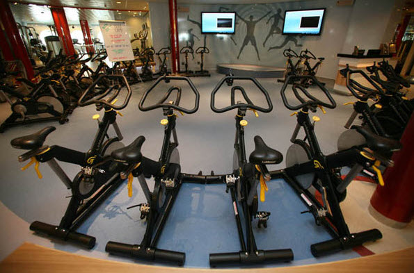 Thăm quan “siêu du thuyền