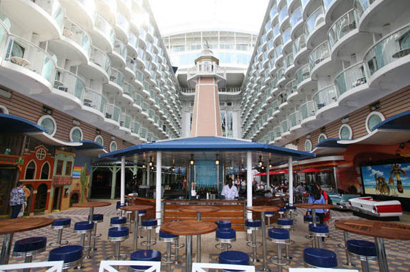 Thăm quan “siêu du thuyền