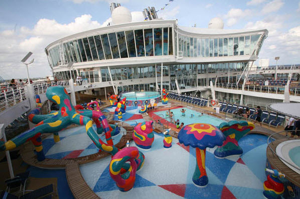 Thăm quan “siêu du thuyền