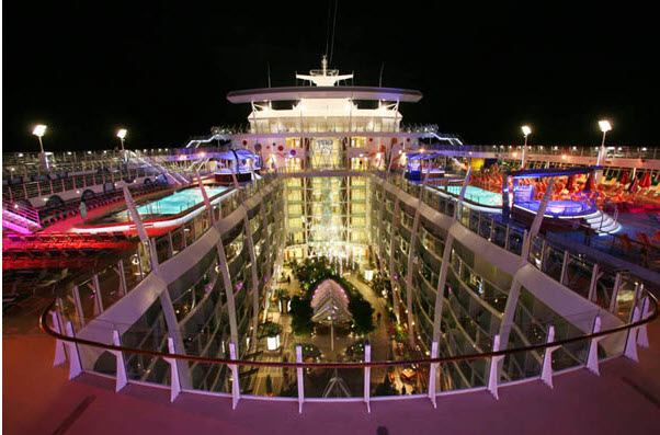 Thăm quan “siêu du thuyền