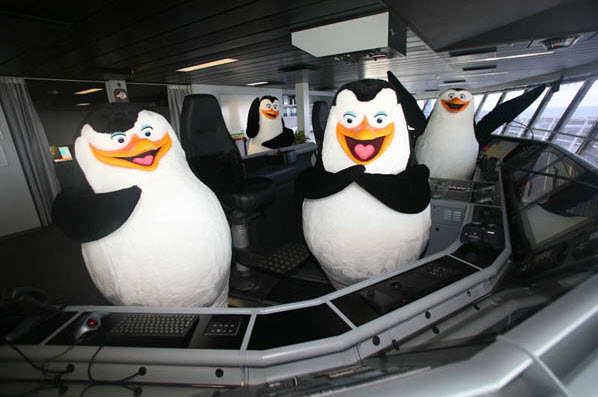 Thăm quan “siêu du thuyền