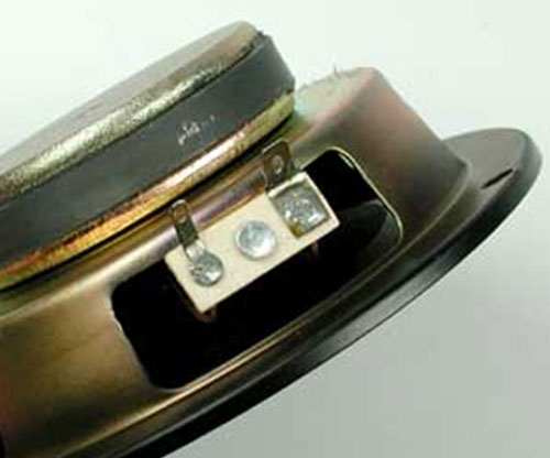 Dây từ hệ thống âm thanh sẽ được nối với loa con bằng hai đầu nối trên. Ảnh: Howstuffworks.