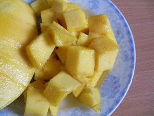 Nấu ăn: Tự tay làm sinh tố xoài thơm ngon