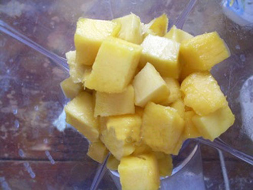 Nấu ăn: Tự tay làm sinh tố xoài thơm ngon