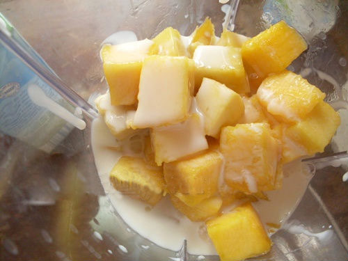 Nấu ăn: Tự tay làm sinh tố xoài thơm ngon