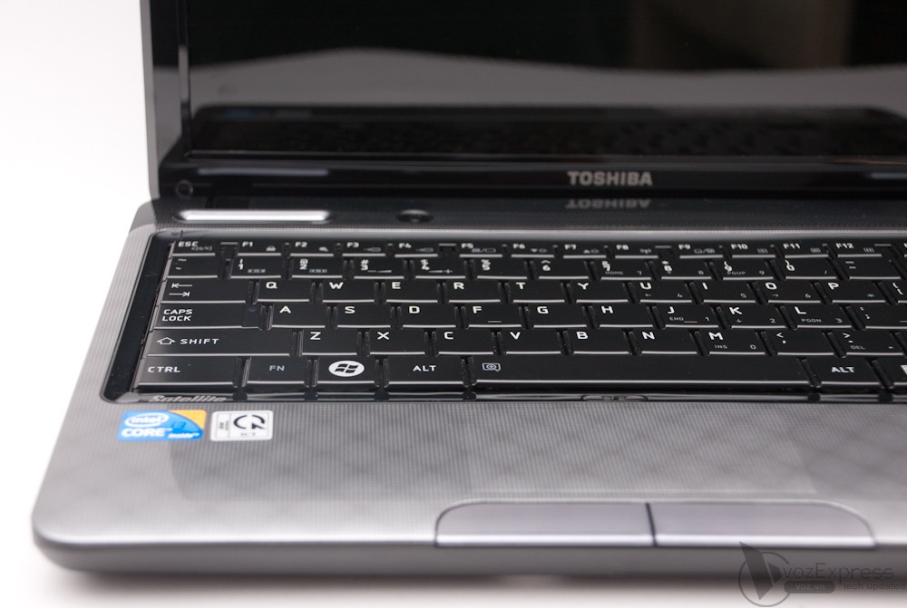 Toshiba Satellite L735: bóng bẩy, nữ tính