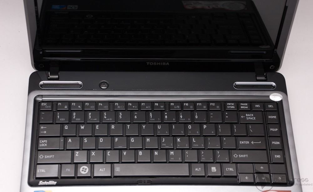 Toshiba Satellite L735: bóng bẩy, nữ tính