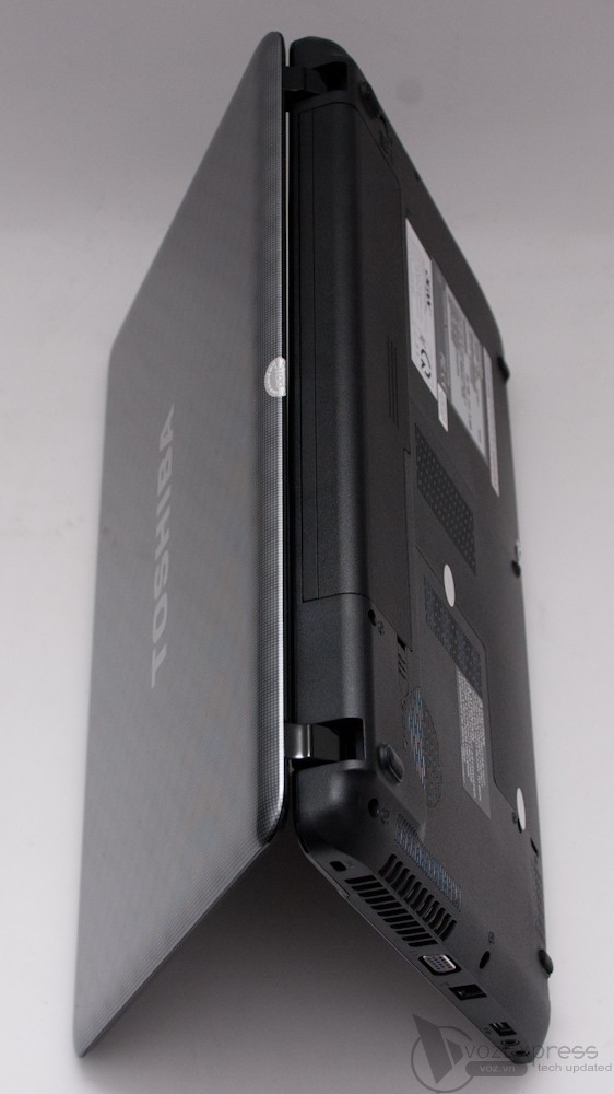 Toshiba Satellite L735: bóng bẩy, nữ tính