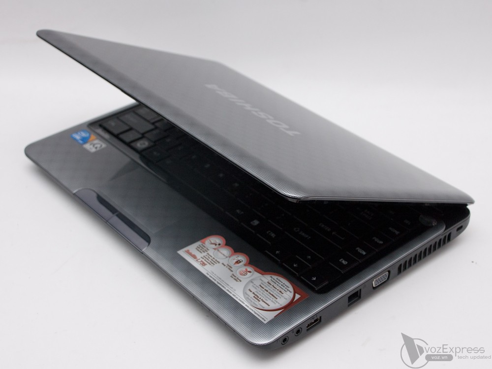 Toshiba Satellite L735: bóng bẩy, nữ tính