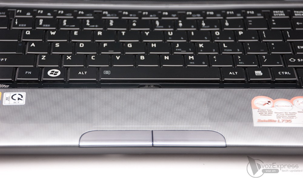 Toshiba Satellite L735: bóng bẩy, nữ tính