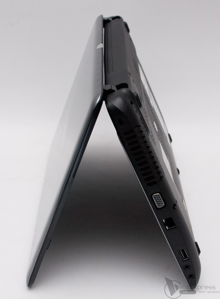 Toshiba Satellite L735: bóng bẩy, nữ tính