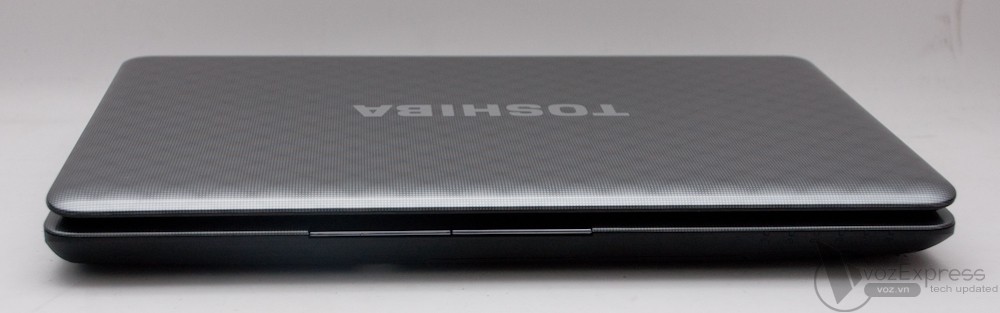 Toshiba Satellite L735: bóng bẩy, nữ tính