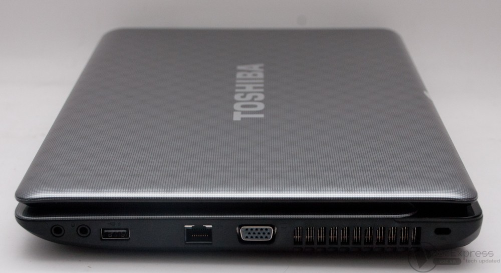 Toshiba Satellite L735: bóng bẩy, nữ tính