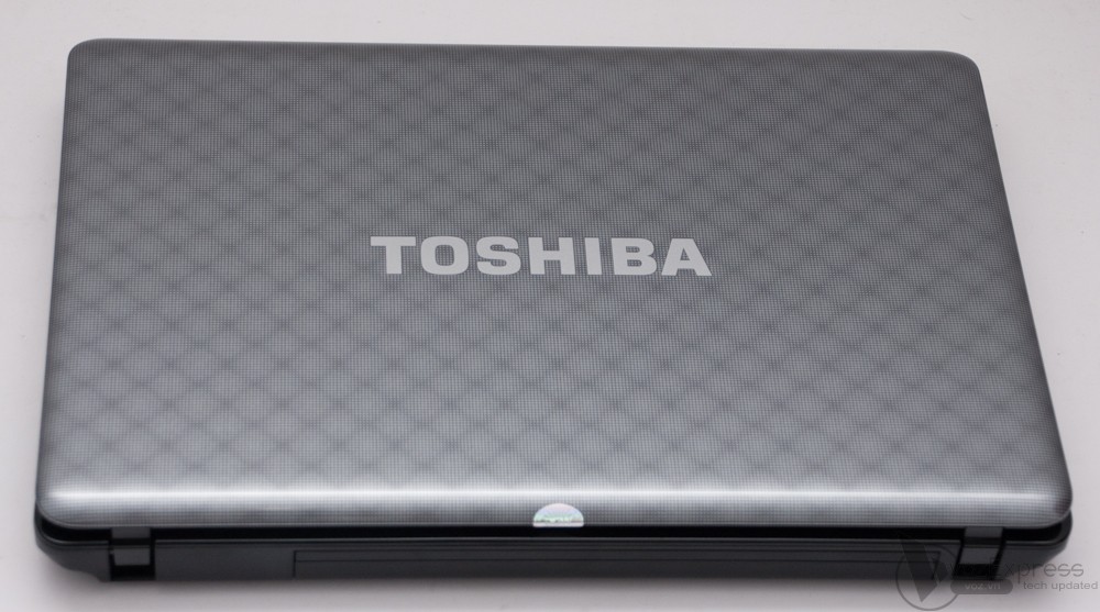 Toshiba Satellite L735: bóng bẩy, nữ tính