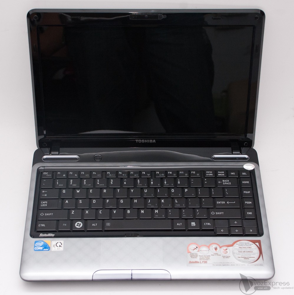 Toshiba Satellite L735: bóng bẩy, nữ tính