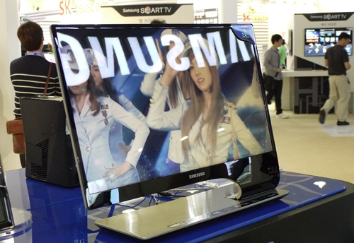 Chân đế lệch về một bên và màn hình nghiêng về phía sau.