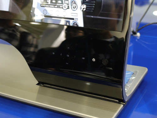 Hệ thống phím bấm cảm ứng nằm ở chân đỡ.