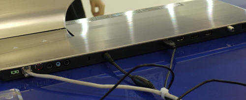 ...mà còn được trang bị các tính năng thu sóng truyền hình và giao tiếp kết nối AV như ở một mẫu HDTV thông minh thông thường.