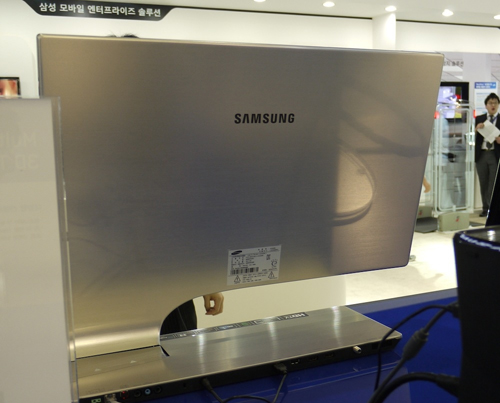 Mặt sau của model này không có bất kỳ hệ thống kết nối nào.