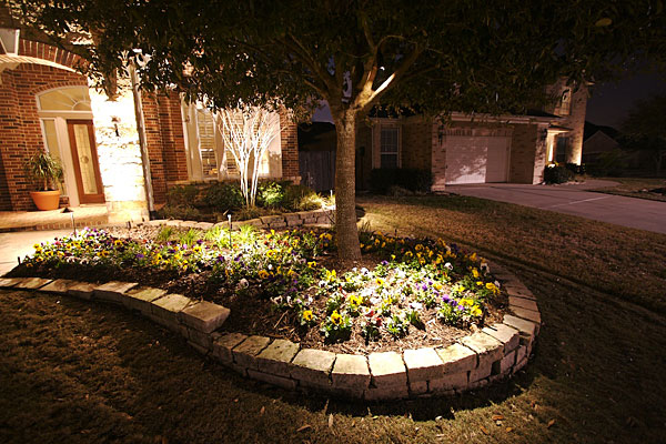 Không gian ngoại thất hoàn hảo với đèn chiếu sáng