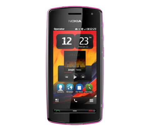 Nokia 600 với loa ngoài lớn.