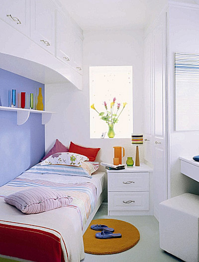 Bạn có một phòng ngủ với diện tích nhỏ? Đừng lo lắng! Để làm cho phòng trông rộng hơn, bạn có thể áp dụng cách bố trí đồ nội thất hợp lý và sử dụng các màu sắc tương phản. Hãy xem hình ảnh để tìm thêm những ý tưởng để tối ưu hóa diện tích của phòng ngủ.
